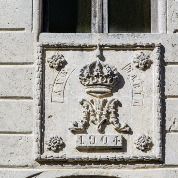 Chiesa di Nostra Signora di Monserrato, stemma nella facciata (foto di Angelo Marras)