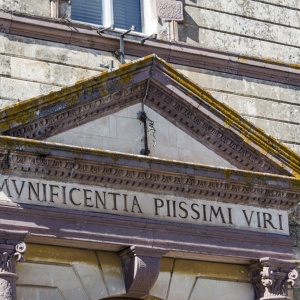 Ospedale Alivesi, frontone sopra il portale (foto di Angelo Marras)