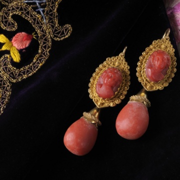 Gold earrings with coral: 'Aracadas' (photo Rossella Fadda)