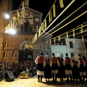 Balli in piazza per la festa di San Pietro (foto di Rossella Fadda)