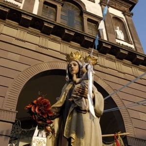 Processione della Madonna del Carmelo. Sullo sfondo la chiesa di San Pietro in Vincoli (foto di Rossella Fadda)